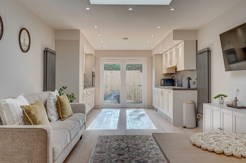 Savernake House | Stylish Stay for 6 + Parking