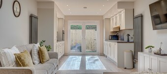 Savernake House | Stylish Stay for 6 + Parking