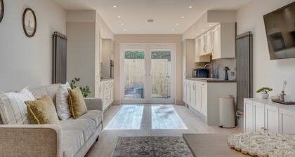 Savernake House | Stylish Stay for 6 + Parking