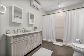 Bathroom - 40 Acre - Mechum Hill Guest Cottage (Charlottesville)