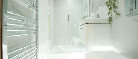 Deluxe Apartment, 2 Bedrooms, Garden View | Bathroom | Free toiletries, hair dryer, towels, soap