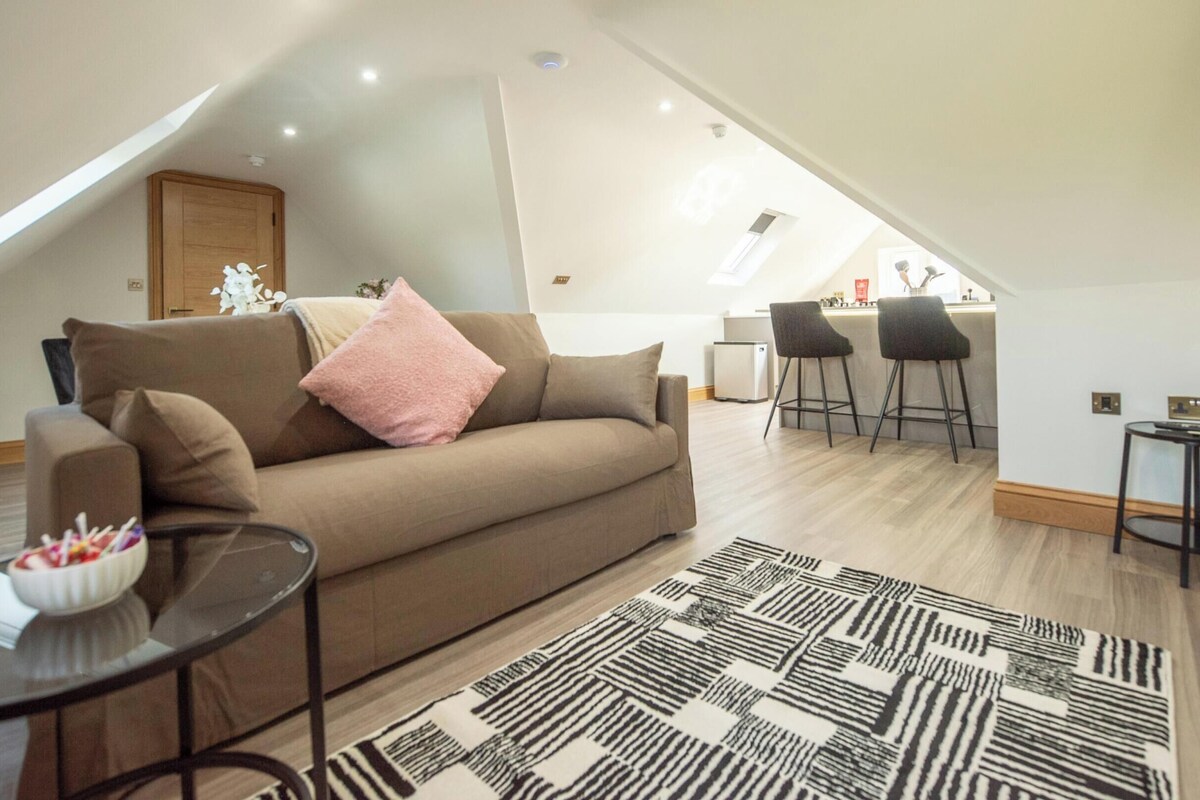 Superior Apartment, Private Bathroom, Garden View (Parking) | Lounge