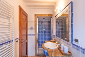 Shower, towels