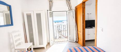 1 bedroom, bed sheets