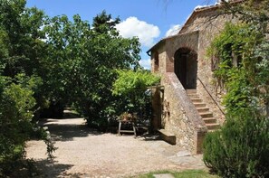 Exterior - La Capanna apartment, in Tuscan countryside with pool and private garden (Toscana)