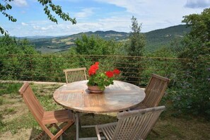 Outdoor dining - La Capanna apartment, in Tuscan countryside with pool and private garden (Toscana)