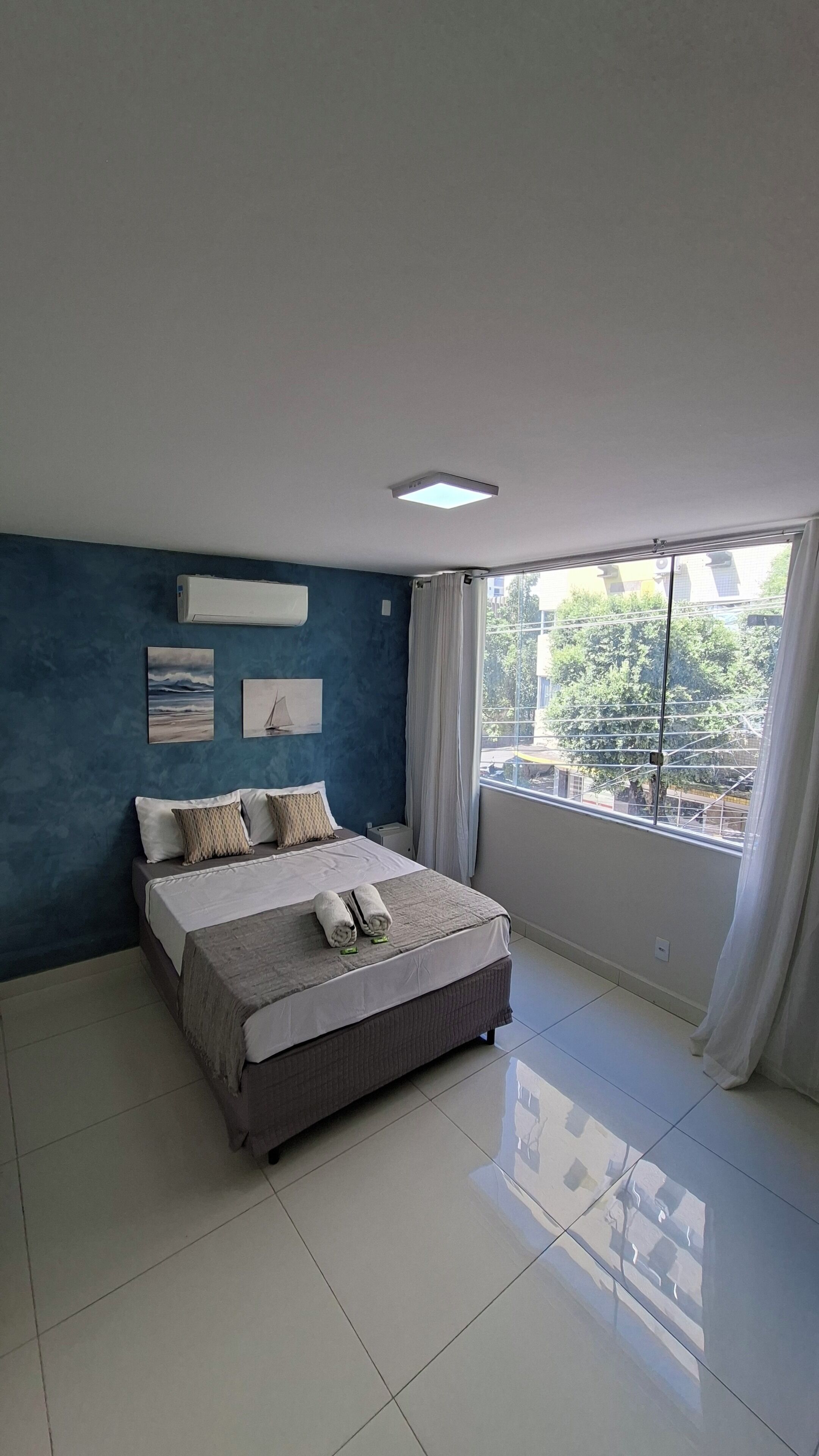 Tabla de planchar con plancha, wifi y ropa de cama 