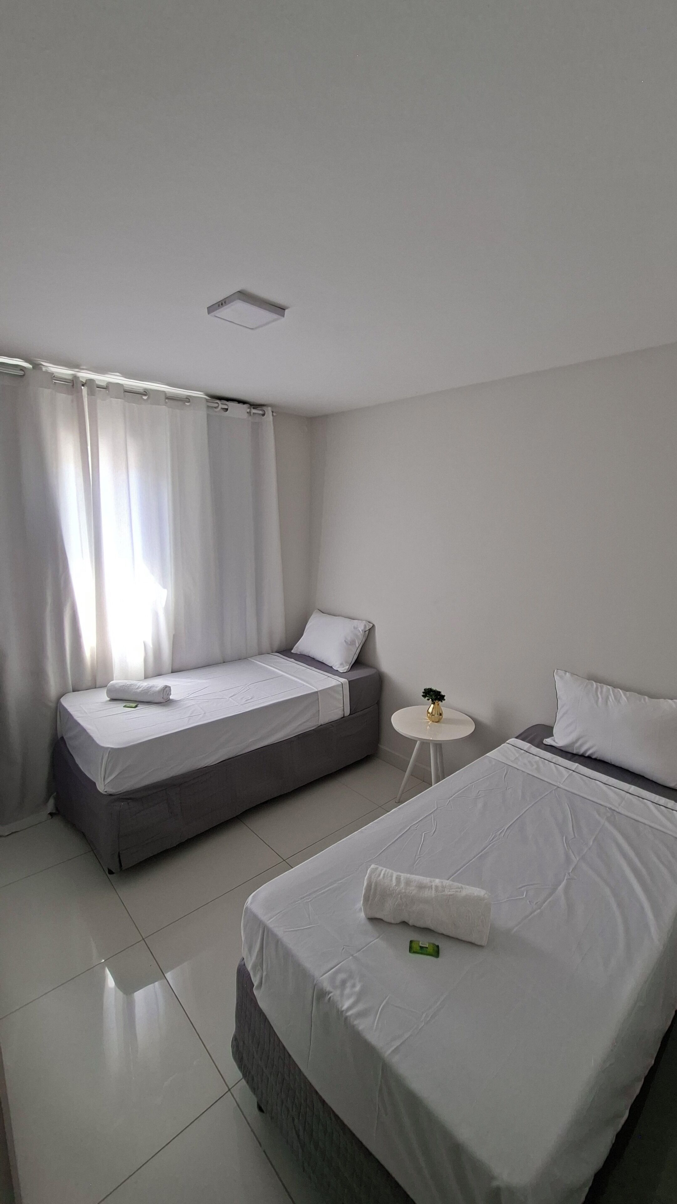 Tabla de planchar con plancha, wifi y ropa de cama 