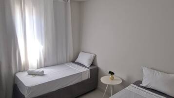 Tabla de planchar con plancha, wifi y ropa de cama
