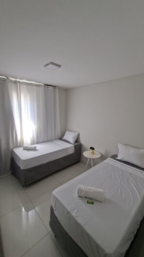 Tabla de planchar con plancha, wifi y ropa de cama 