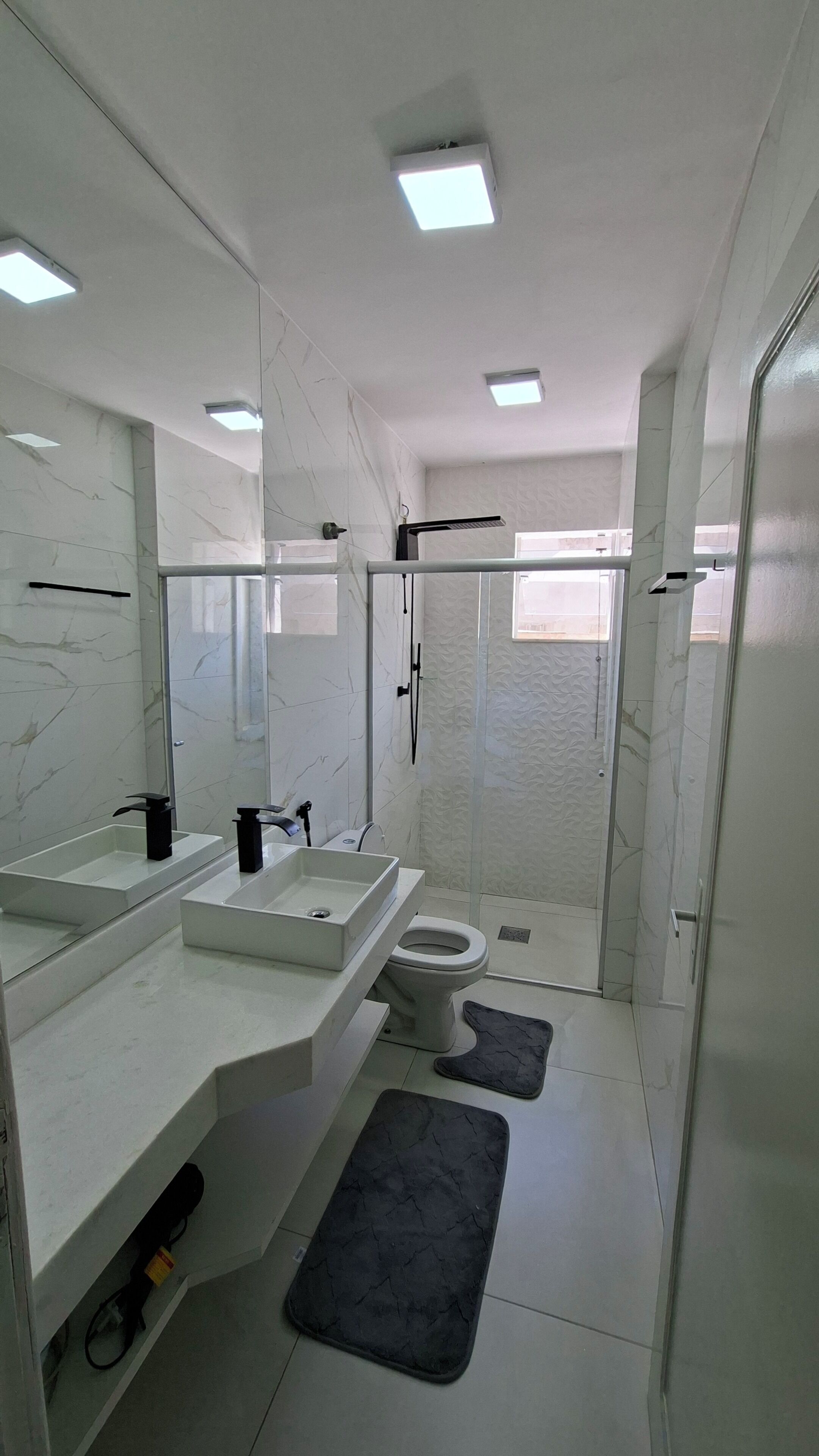 Secadora de cabello, toallas, jabón, papel de baño 