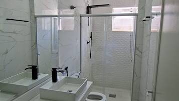 Secadora de cabello, toallas, jabón, papel de baño