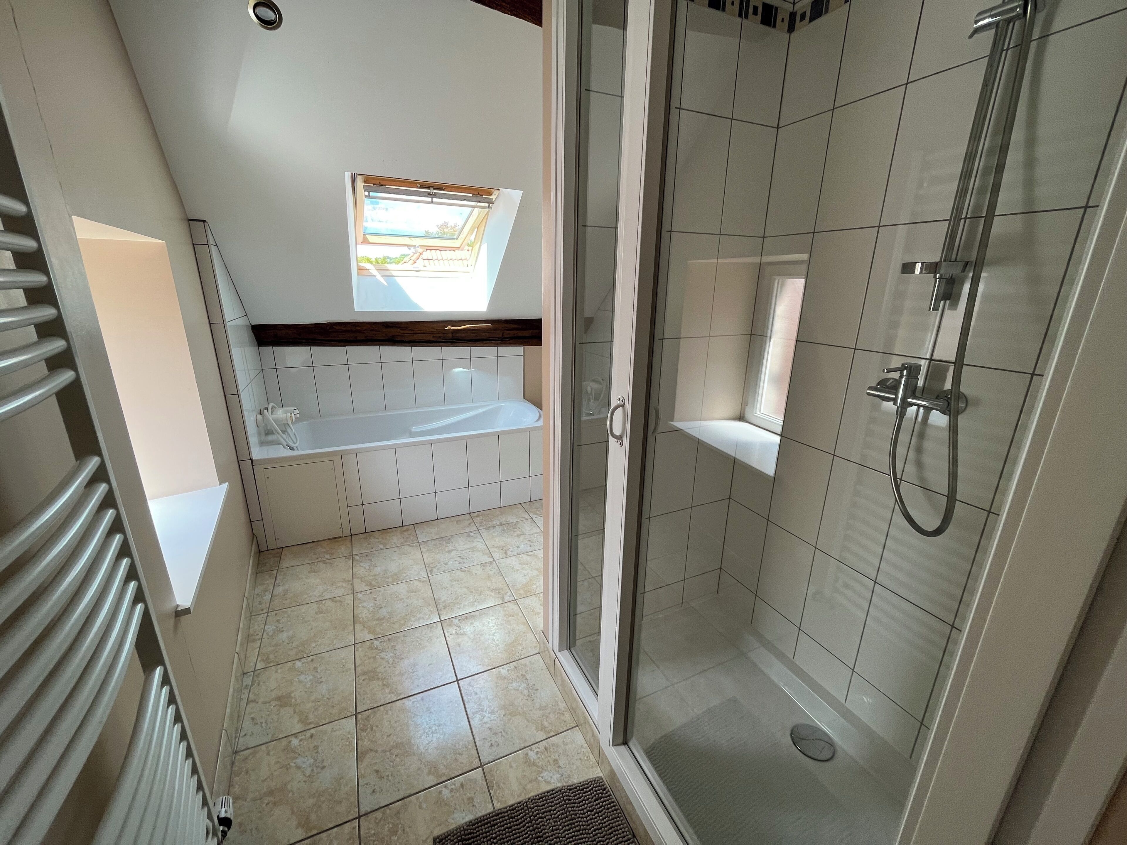 Een douche, een haardroger, handdoeken, toiletpapier
