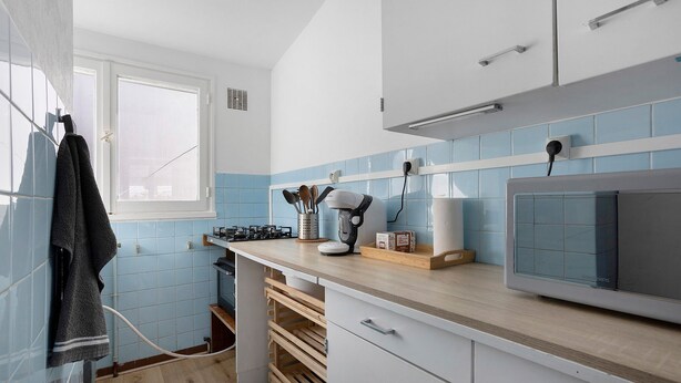 A kitchen with a window, a stove, a microwave, and a sink. - Apartment 50 m from the Beach (Audierne)