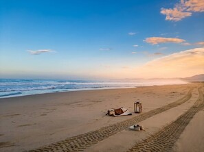 A beach with footprints leading to a tent and a lantern. - El lujo de una estancia sin fricción Playa Blancac (Playa Blanca)