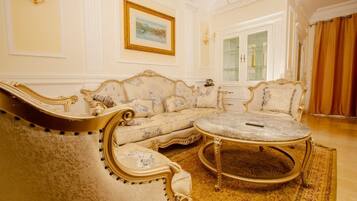 Superior Suite, Garden View | Living area