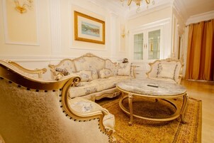 Superior Suite, Garden View | Living area