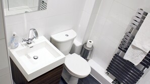 Bathroom - Comfortable, modern 2 bed apartment in the heart of the Old Town (Hemel Hempstead)
