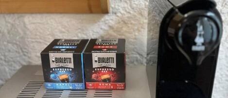 Dos cajas de café espresso BIALETTI y una cafetera.