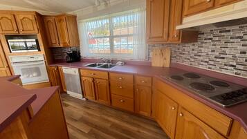 Fridge, stovetop