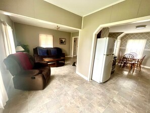 TV, fireplace - Shore Lane Retreat - Alma (Alma)