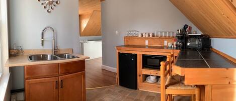 Kühlschrank, Mikrowelle, Toaster, Kochgeschirr/Geschirr/Besteck