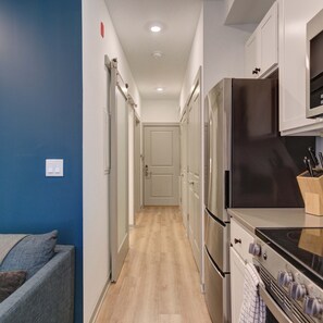 Comfort Apartment, City View | Private kitchen - The Commons on Ludlow (Philadelphia)