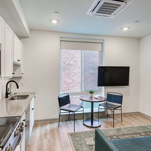 Comfort Apartment, City View | Private kitchen - The Commons on Ludlow (Philadelphia)