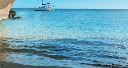 8-cabin sailing yacht in delightful Exuma for your getaway