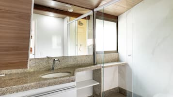 Familie bungalow | Badkamer | Een douche, een bubbelbad