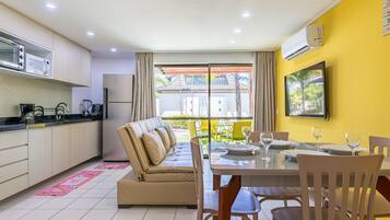 Family Bungalow | Dining