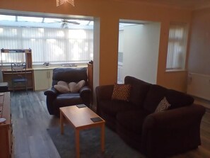 Appartement, 1 chambre, vue jardin | Salle de séjour | Livres