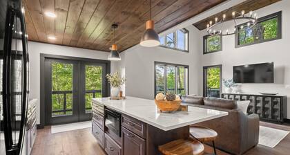Experience Elevated Living: Jay Bear's Treetop Retreat in Hocking Hills