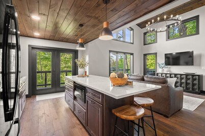 Experience Elevated Living: Jay Bear's Treetop Retreat in Hocking Hills