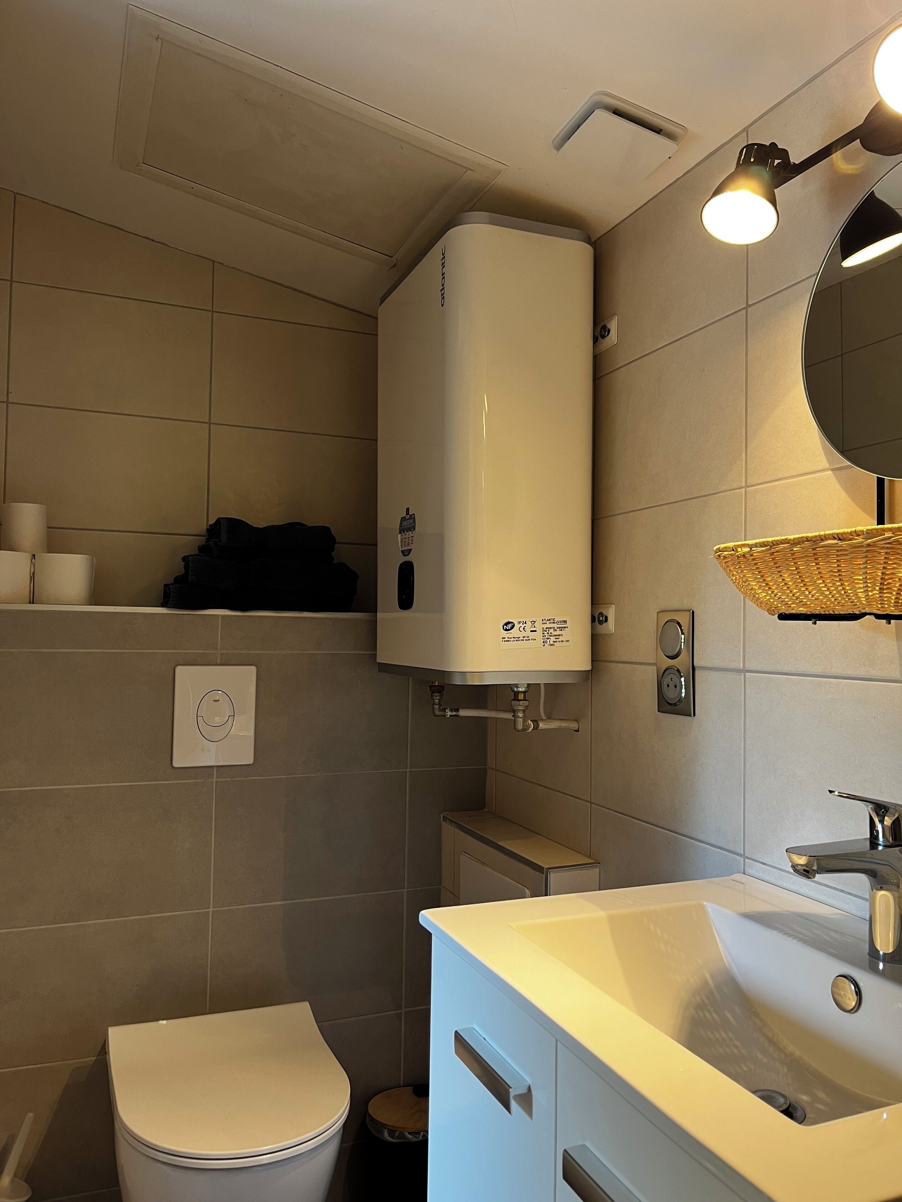 Douche, serviettes fournies, papier toilette