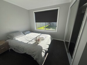 1 bedroom, iron/ironing board, free WiFi, bed sheets - Queen bed with garden view in west wodonga (West Wodonga)