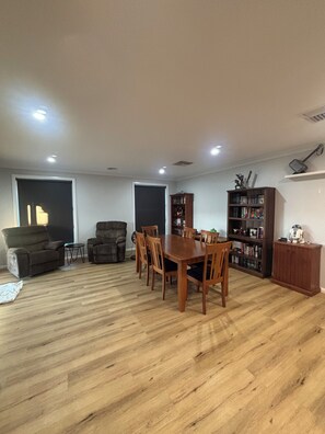 Dining - Queen bed with garden view in west wodonga (West Wodonga)