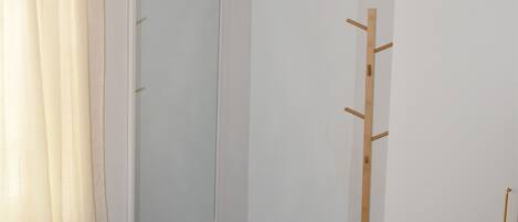 2 habitaciones, tabla de planchar con plancha, wifi y ropa de cama