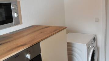 Wasserkocher mit Kaffee-/Teezubehör, Kühlschrank, Mikrowelle, Ofen