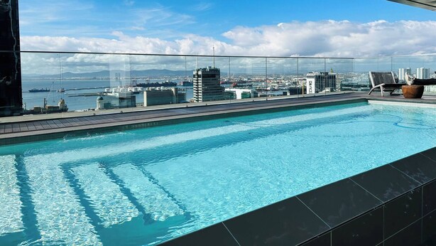A rooftop pool with a city view, including a body of water and buildings. - Cape Town Studio 16 on Bree (Cape Town)