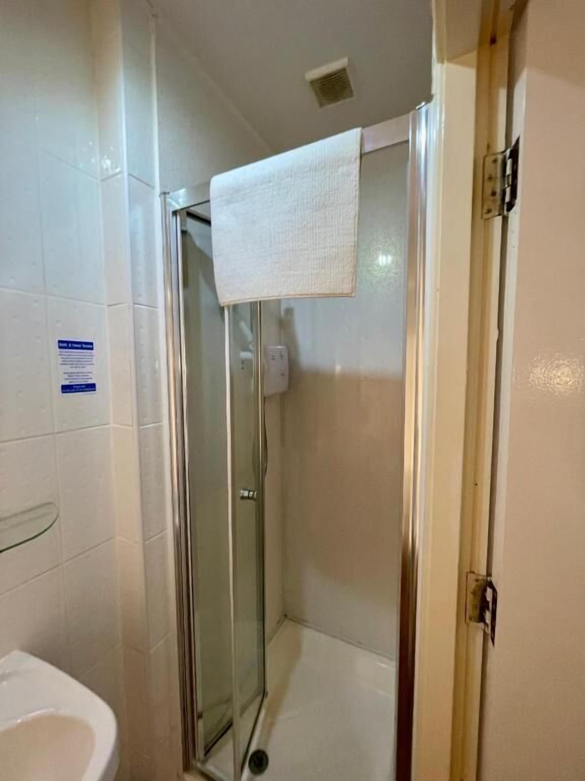 Buồng tắm vòi sen, đồ dùng nhà tắm miễn phí, máy sấy tóc, khăn tắm 
