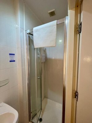 Shower, free toiletries, hair dryer, towels - The Beeches Hotel (Blackpool)