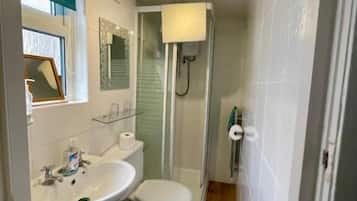 Dusche, kostenlose Toilettenartikel, Haartrockner, Handtücher