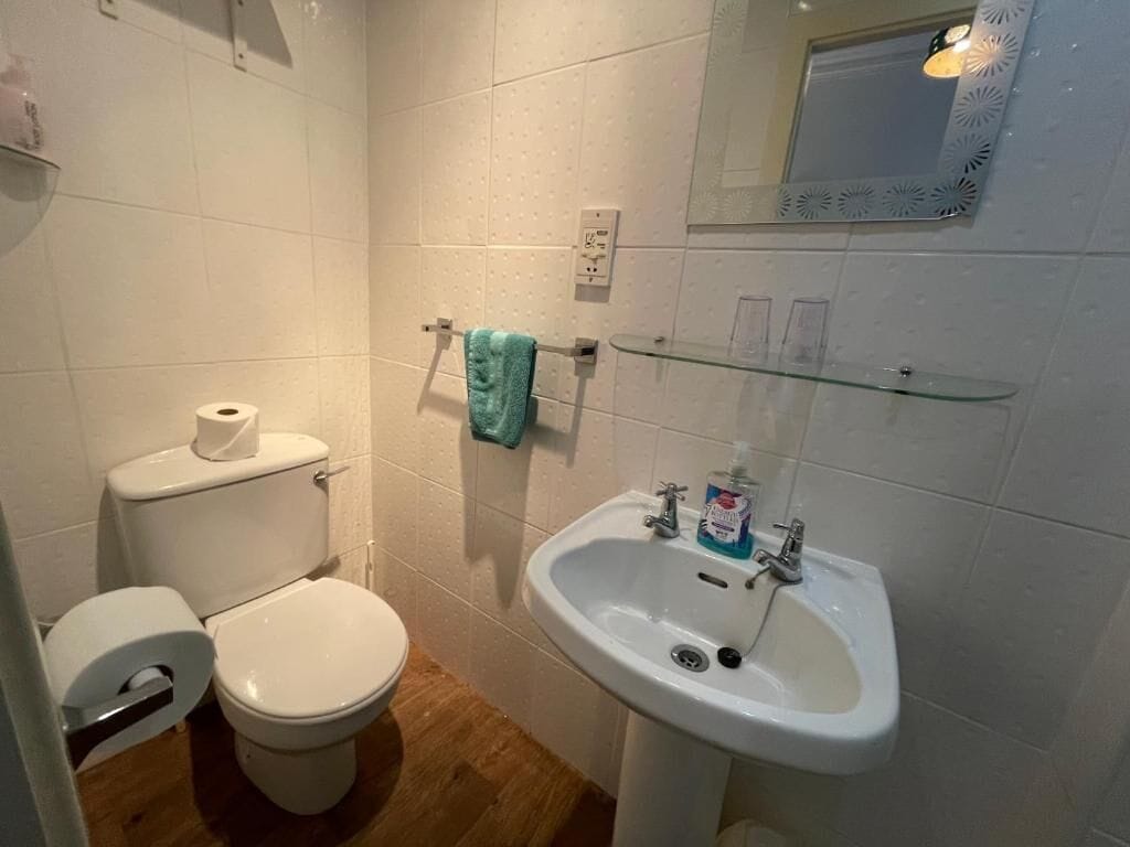 Ducha, artículos de tocador gratuitos, secador de pelo, toallas