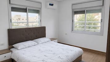 Iron/ironing board, internet, bed sheets