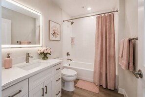 Junior-Zimmer | Badezimmer | Kostenlose Toilettenartikel, Haartrockner, Handtücher, Seife