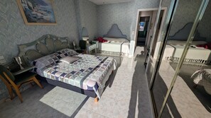1 bedroom, WiFi, bed sheets - Seafront with feeric view top floor sleeps 4 (Antibes)