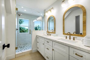 Shower, hair dryer, towels - Cabana Blu- Luxury Captiva Home with Pool and Steps to the Beach! (Captiva)