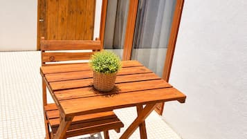 Suite, balcón, vistas a la ciudad | Restaurante al aire libre