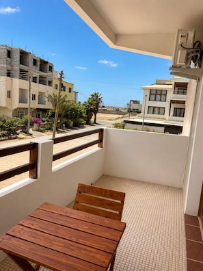 Superior-Doppelzimmer, Balkon, Stadtblick | Speisen im Freien